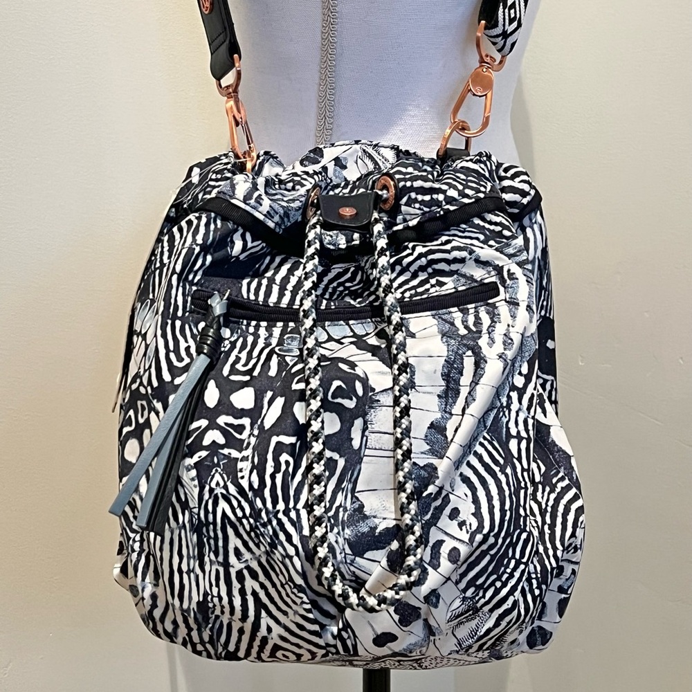 🤩 NWT Lululemon Diversity Bag Winged Mosaic White Naval Blue - Picture 3 of 16